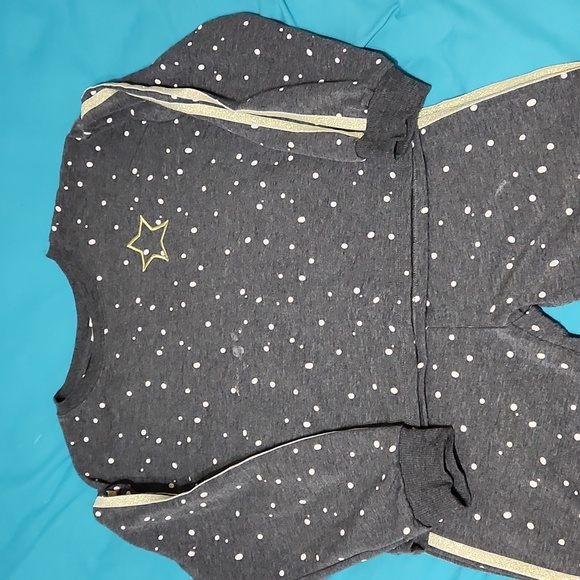 Very cute girls warm-up - Picture 2 of 2